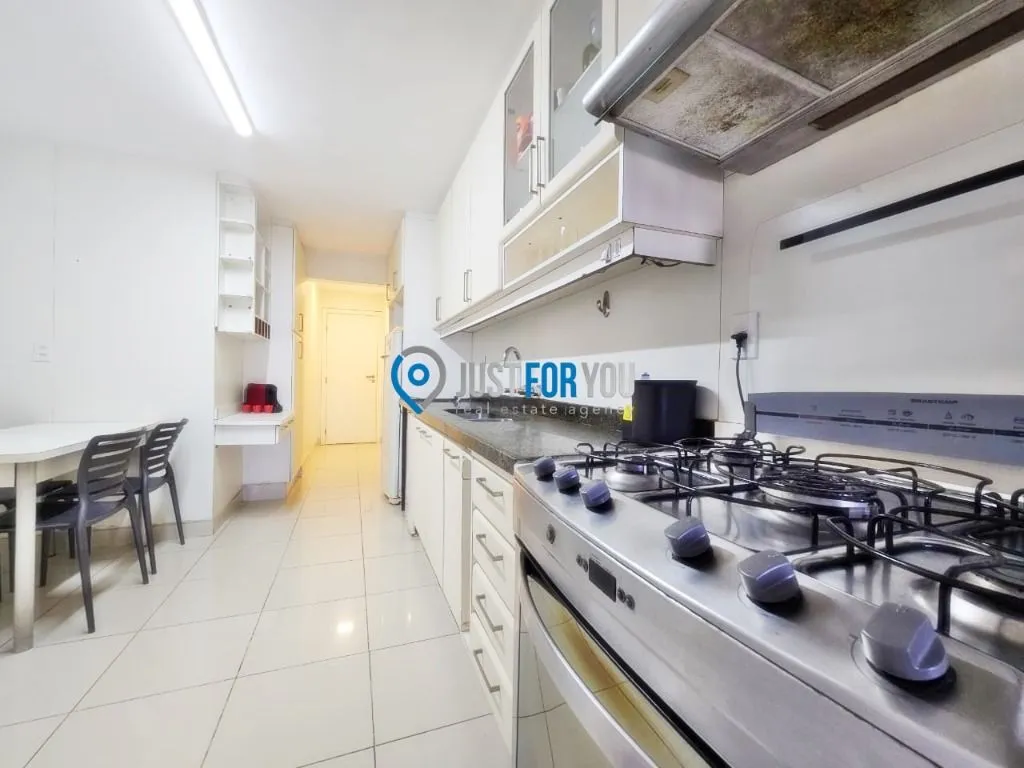 Furnished apartment with 4 bedrooms and 144 m² — photo 38