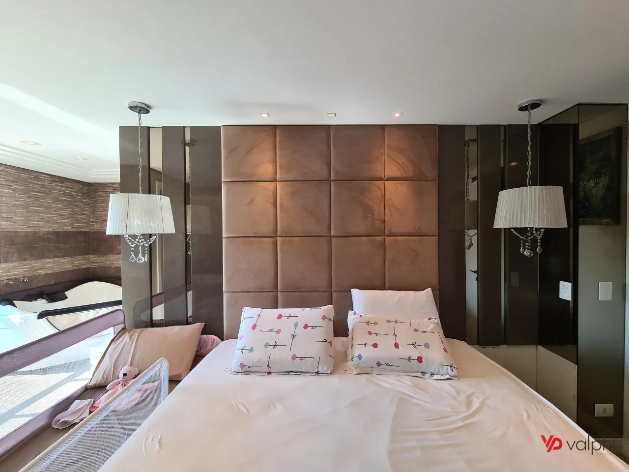 Furnished 2-bedroom apartment with enclosed balcony — photo 33