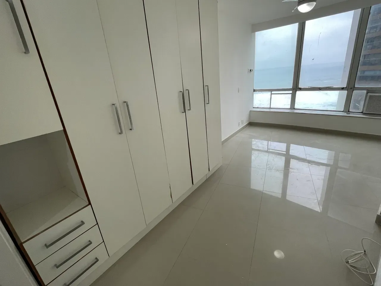 Unfurnished apartment with floor to ceiling windows — photo 17