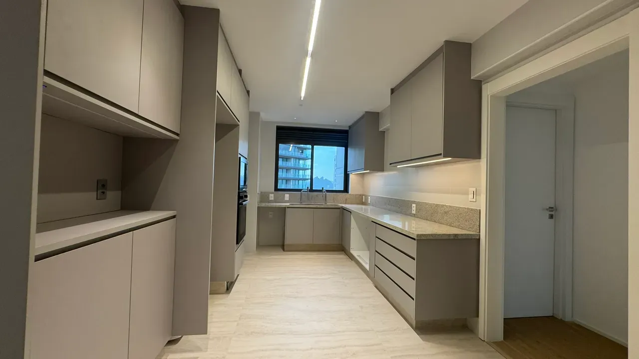 Apartment with 4 bedrooms, 5 bathrooms and enclosed balcony — photo 5