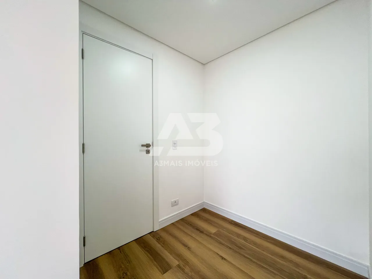 Studio, 26 m², with wood or laminate floors — photo 12