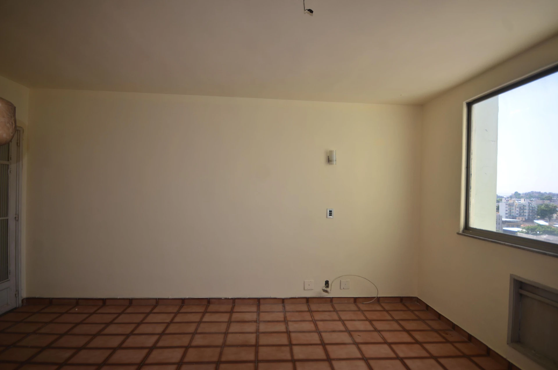 Unfurnished 2-bedroom apartment with a private garden — photo 22