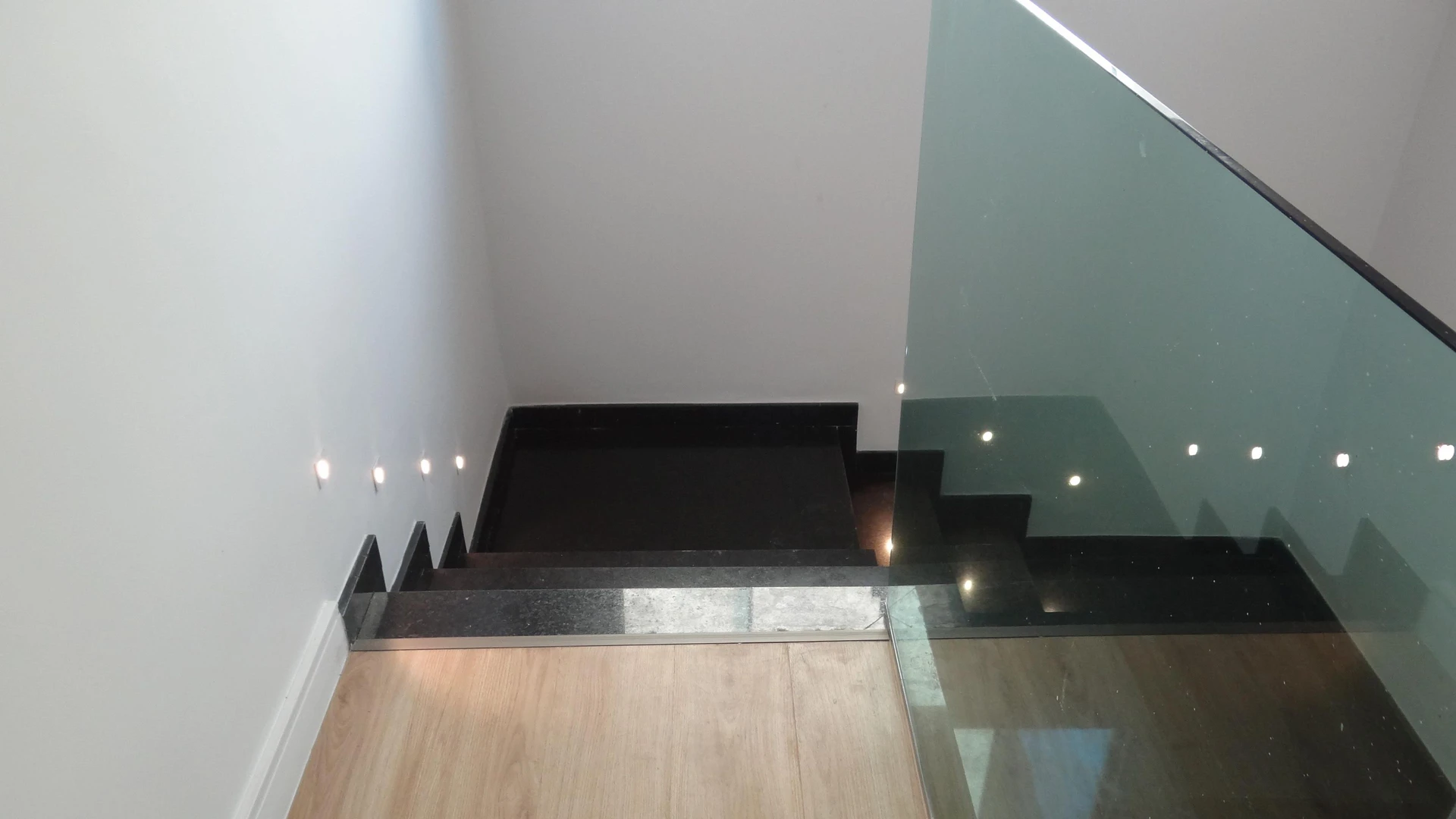 Casa de 384 m² com janelas do piso ao teto e varanda gourmet — photo 145