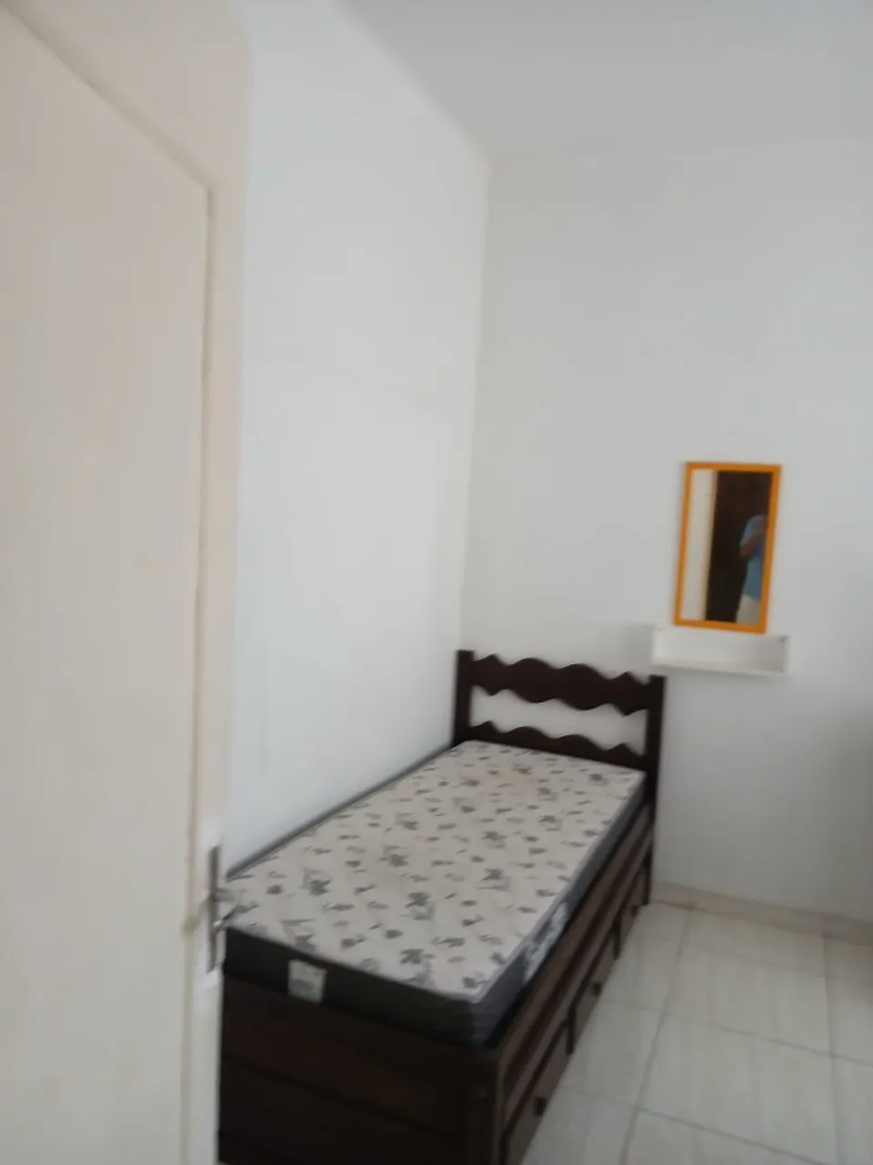 Furnished 1-bedroom apartment with a glass shower — photo 10