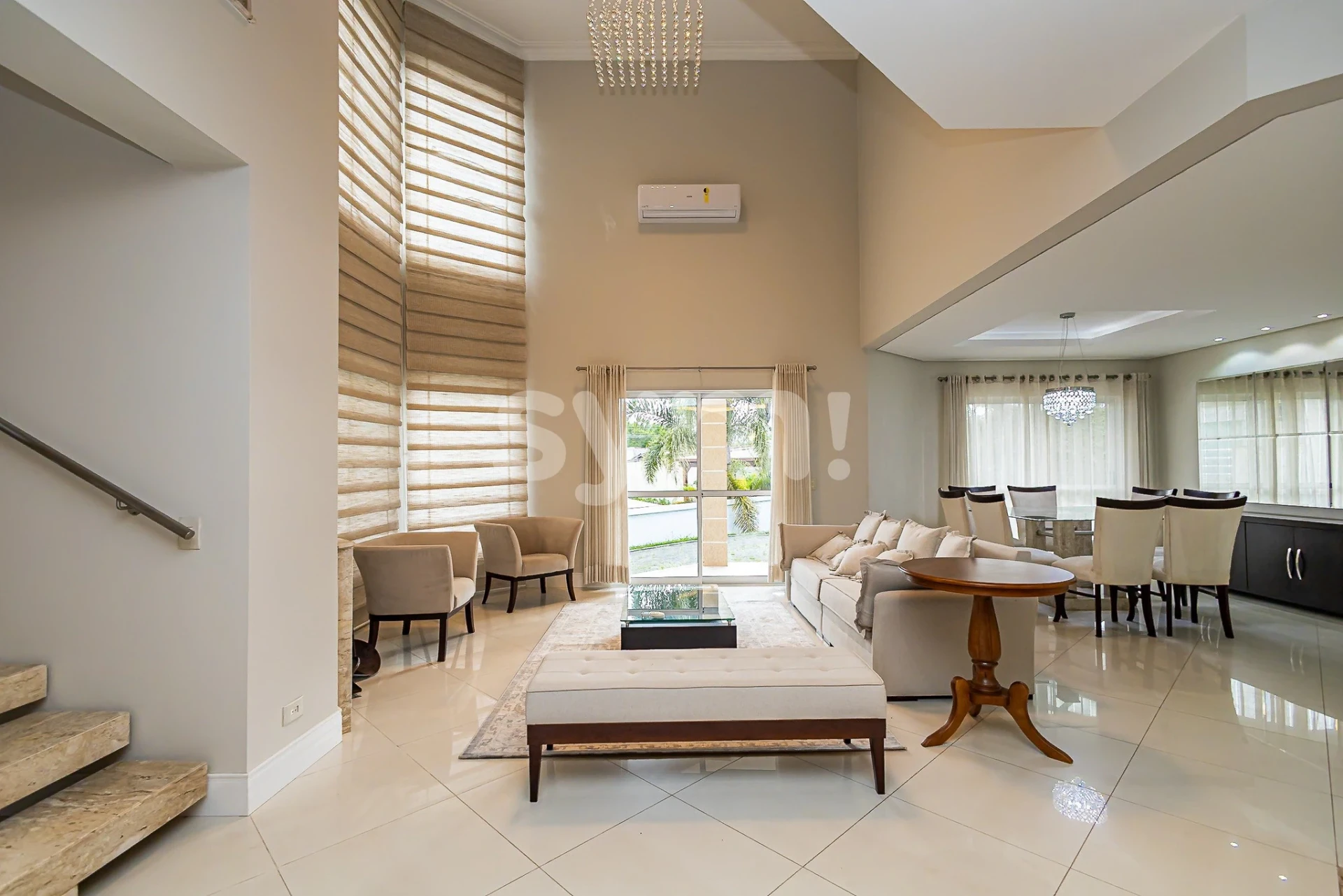 Furnished house with 3 en-suites and 6 parking spaces