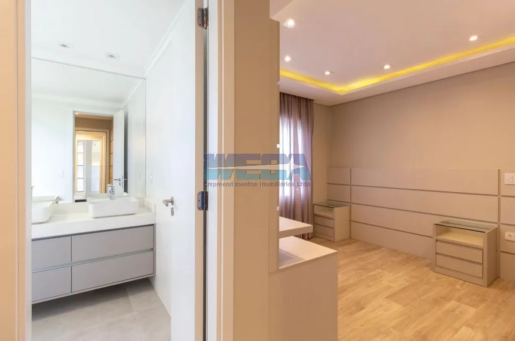 Apartamento com 4 quartos e varanda de vidro fechada — photo 22