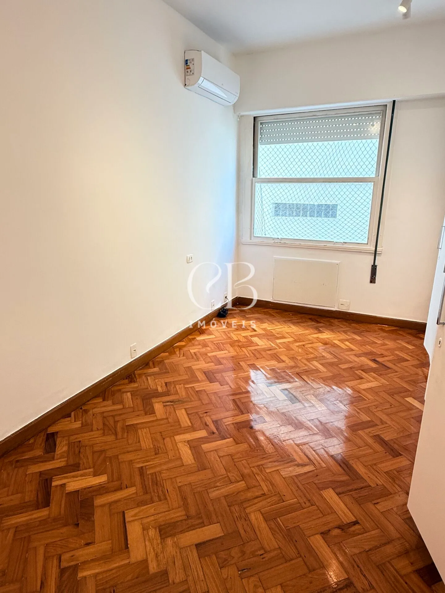 Apartment with 4 bedrooms and a glass-enclosed balcony — photo 12