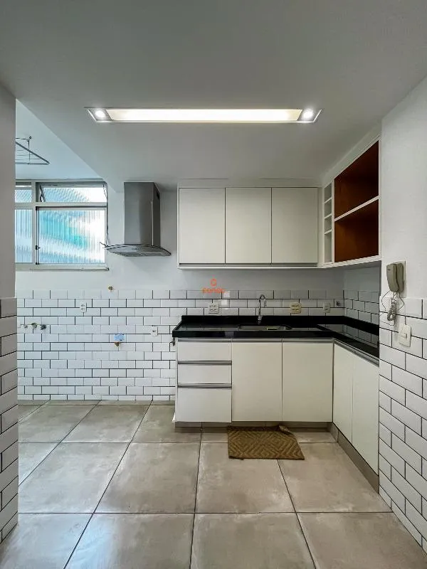 One-bedroom apartment with wood or laminate floors — photo 6