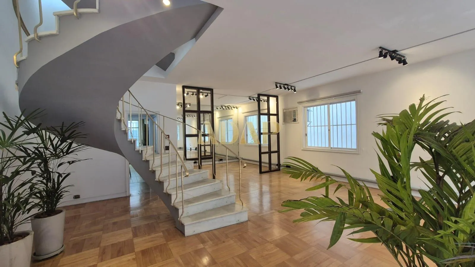 525 m² apartment with a home office and a bathtub — photo 3
