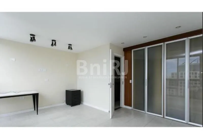3-bedroom apartment with a glassed-in balcony — photo 14