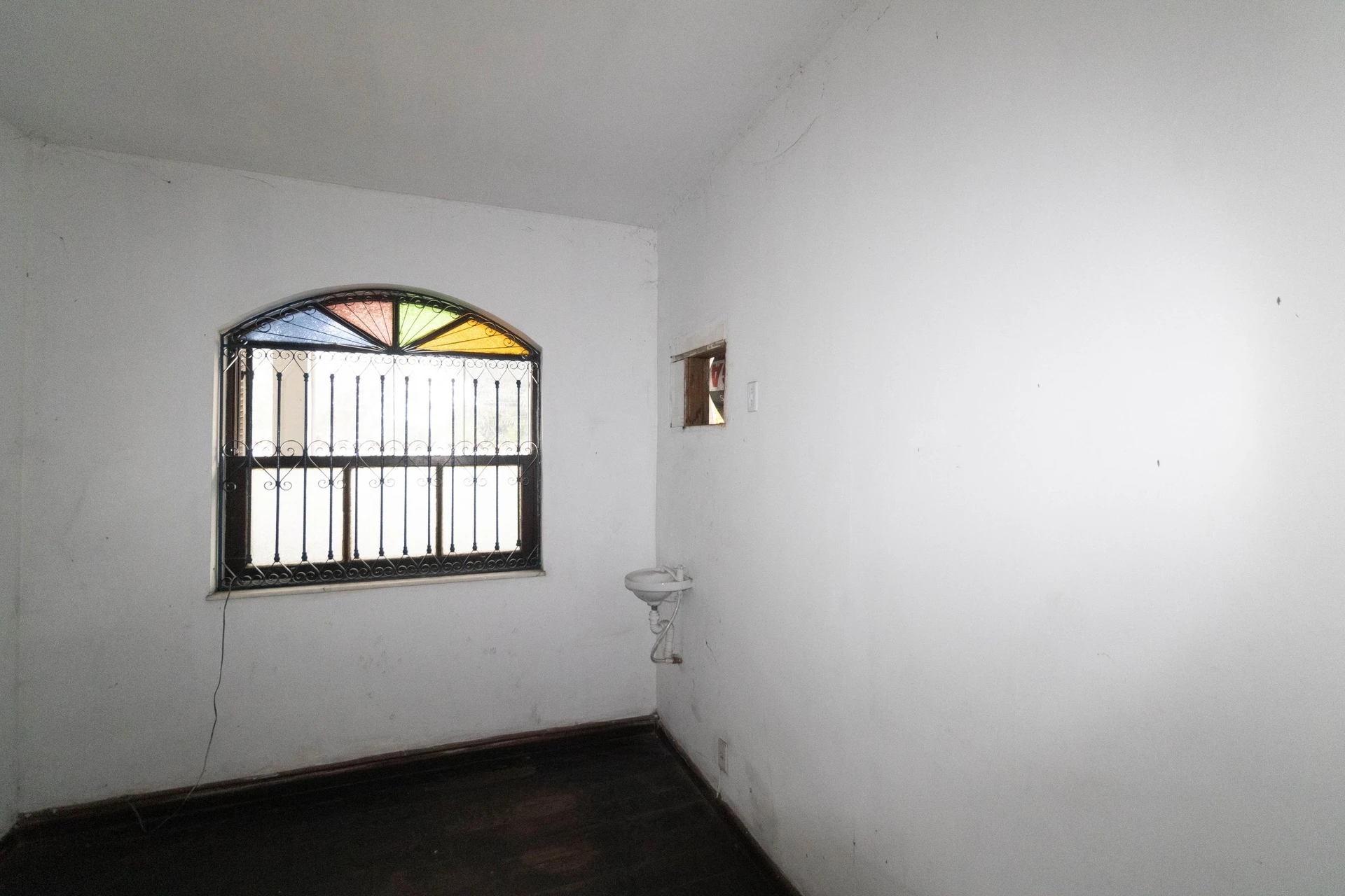 House with 4 bedrooms and 1 bathroom, separate kitchen — photo 37