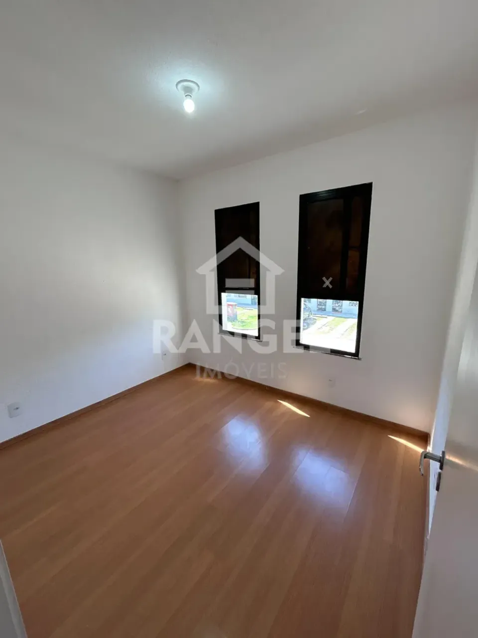 House with 2 bedrooms and 2 bathrooms, includes parking — photo 8