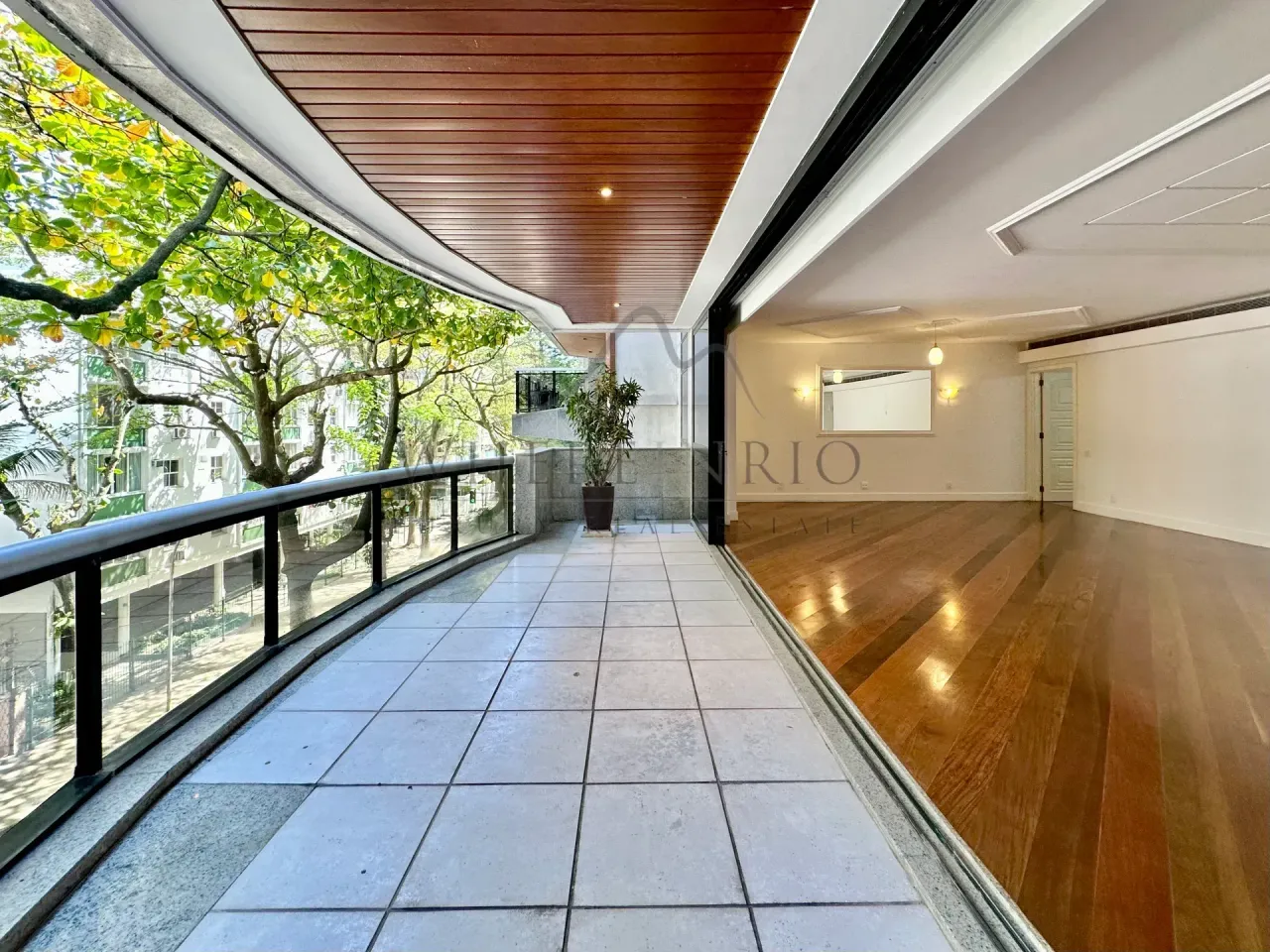 Apartment with air conditioning and 4 bedrooms — photo 4