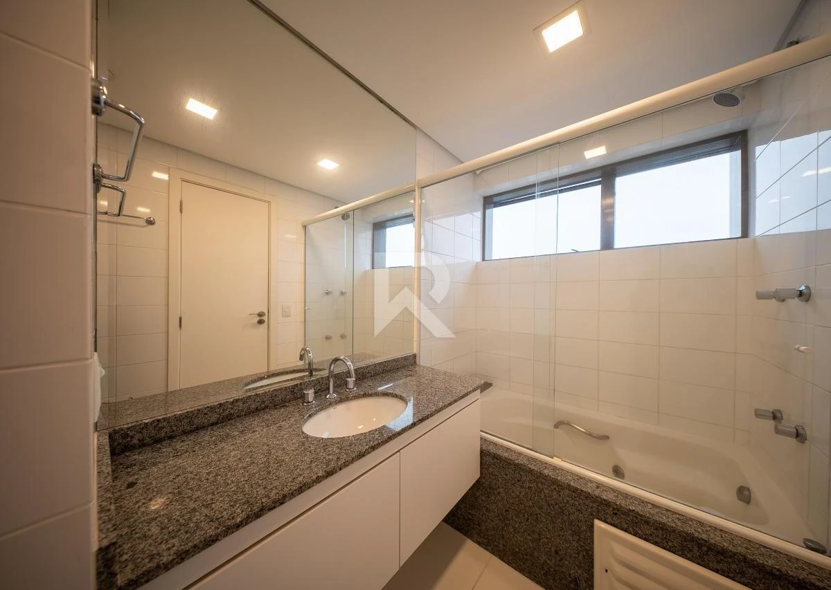 Floor-to-ceiling windows in a 2-bedroom apartment, 109 m² — photo 28