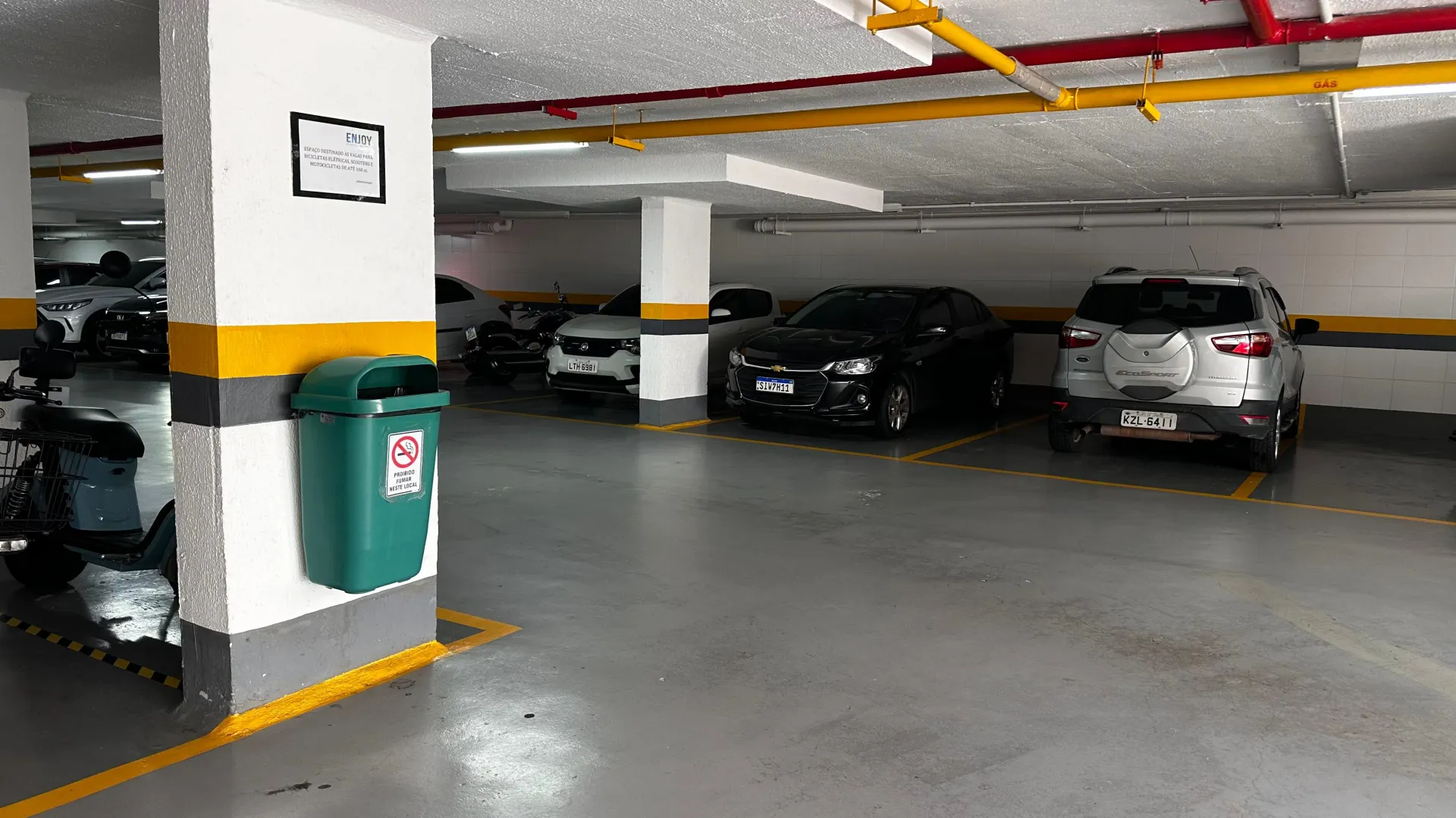 Apartamento semimobiliado com cozinha fechada e 2 vagas — photo 31