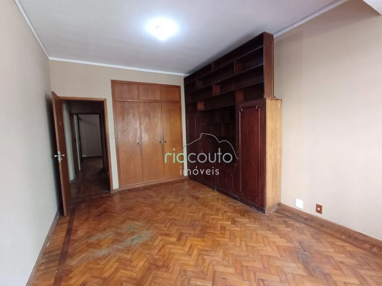 Apartamento com 3 dormitórios e piso de madeira — photo 5