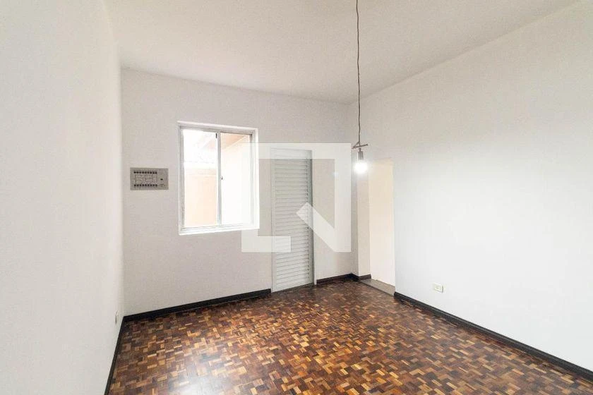3-bedroom house with wood or laminate floors in Curitiba — photo 16