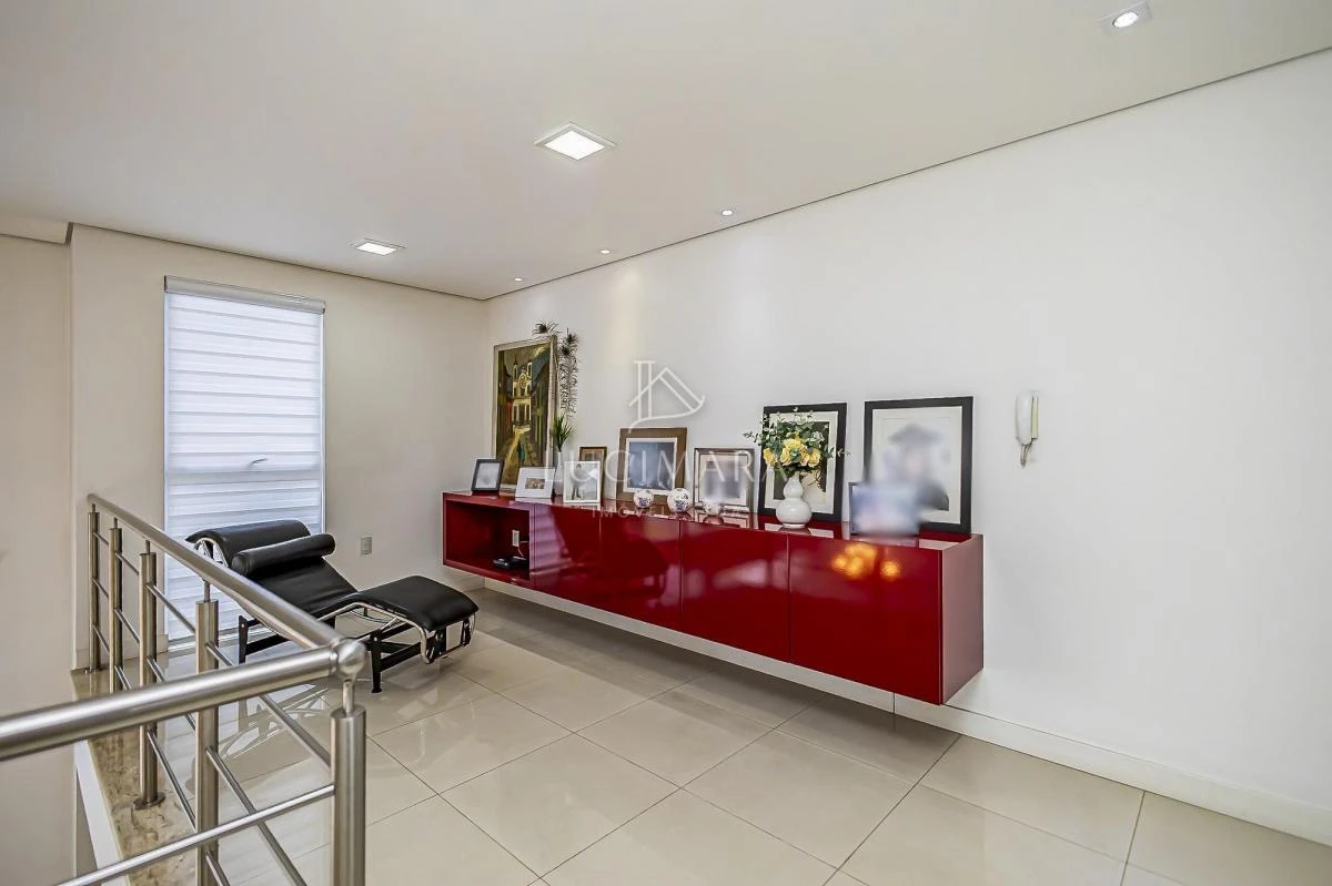 Bathtub in a 4-bedroom house, 400 m² — photo 48