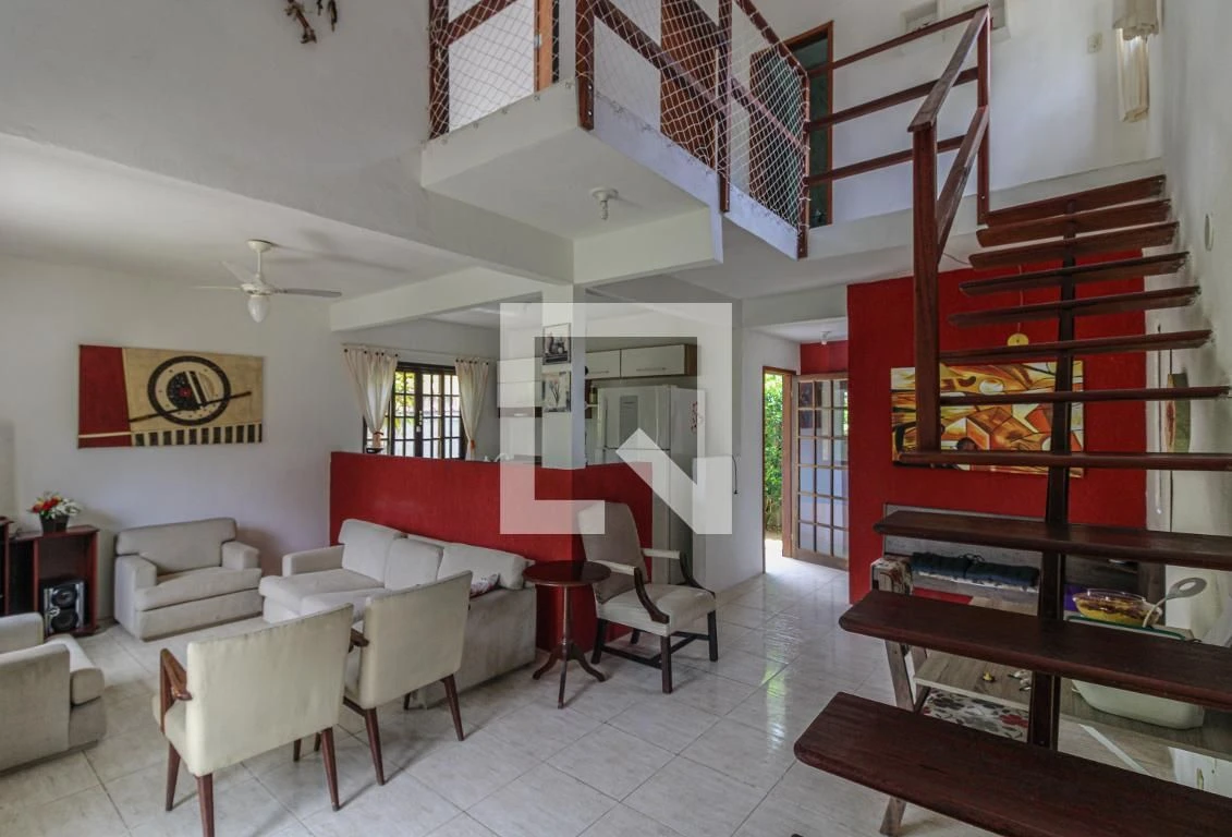 Casa mobiliada com 2 quartos e jardim privativo