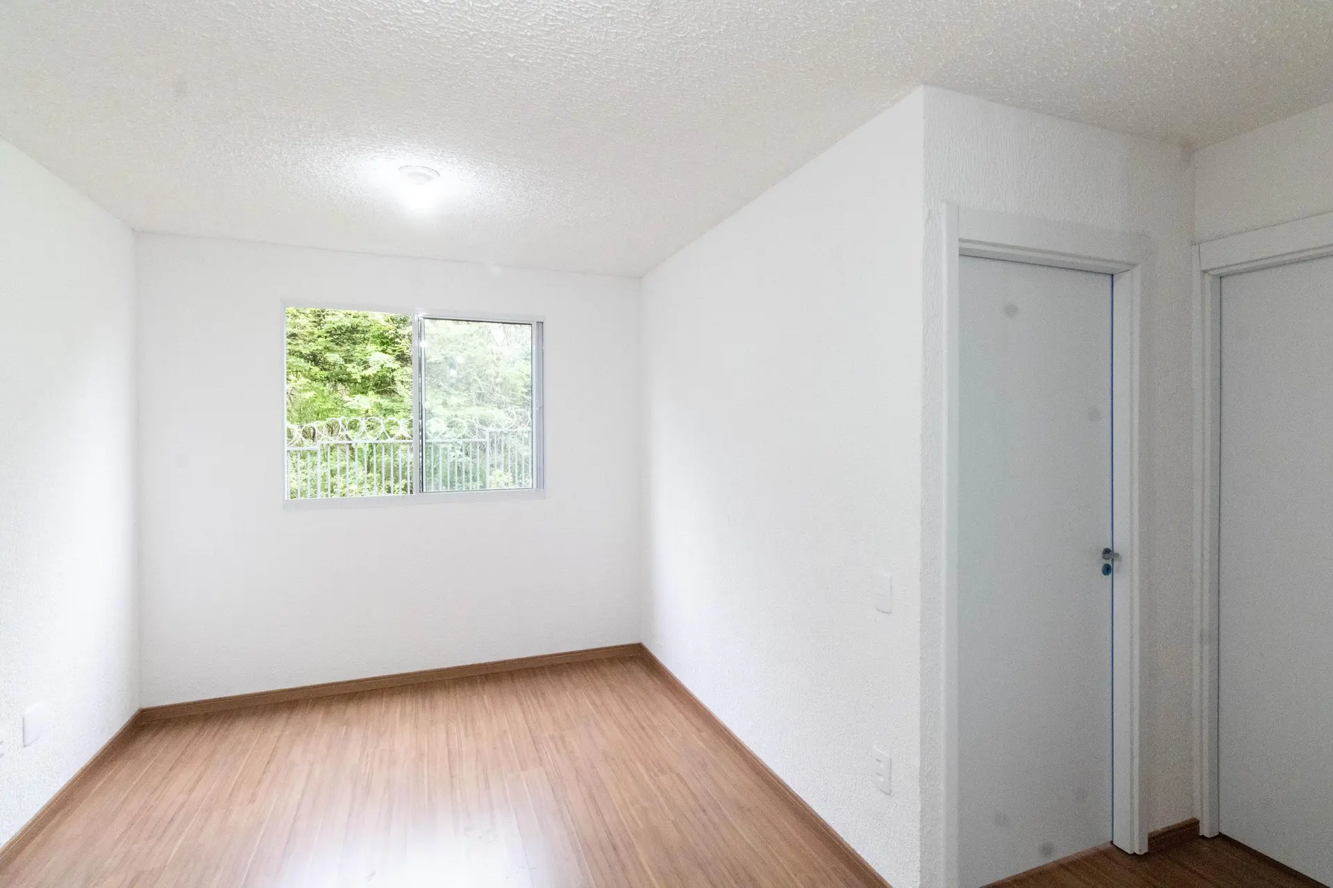 2-bedroom apartment in a building with a gym — photo 11