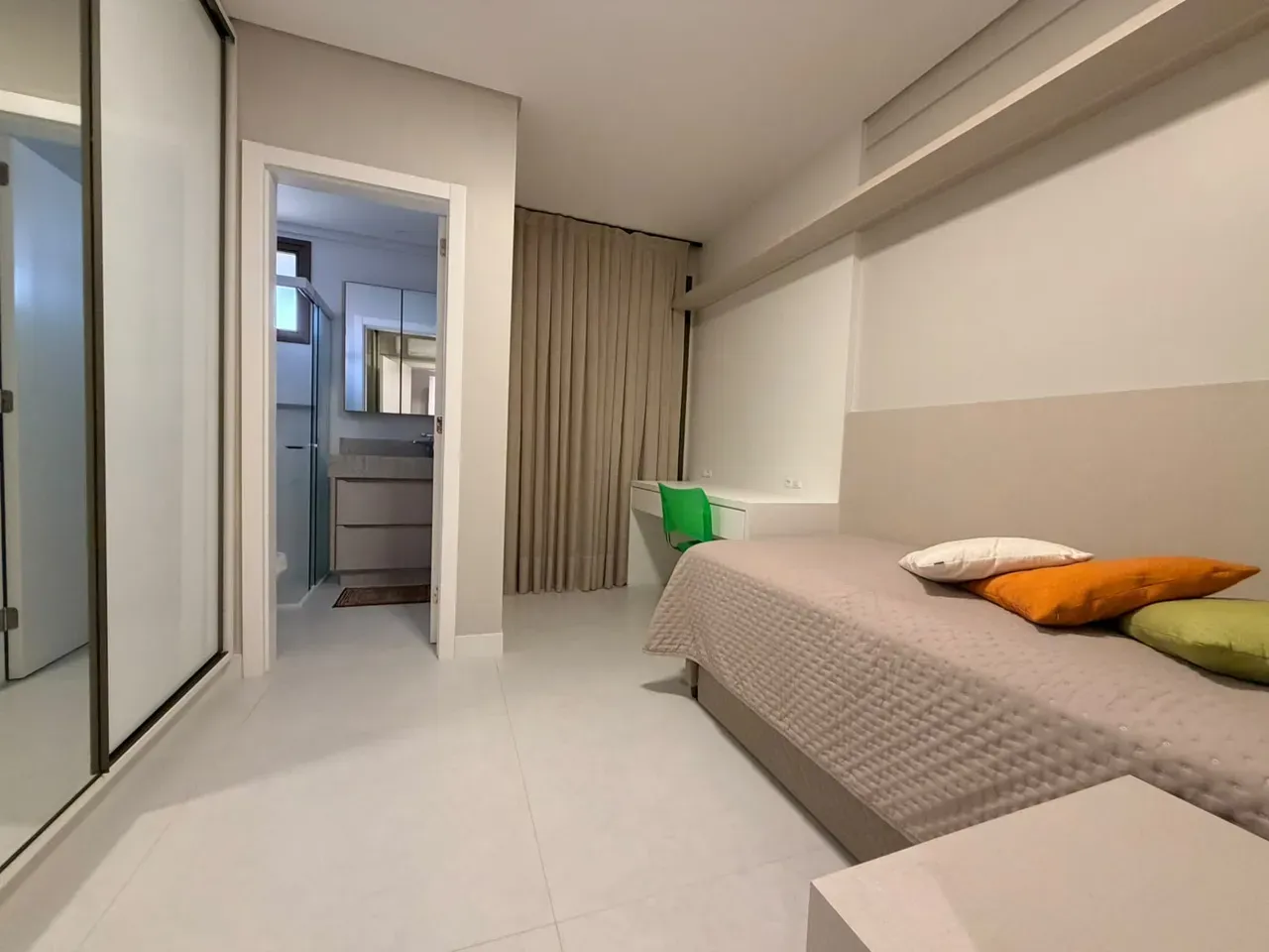 Furnished apartment with open-plan kitchen and 3 en-suites — photo 26