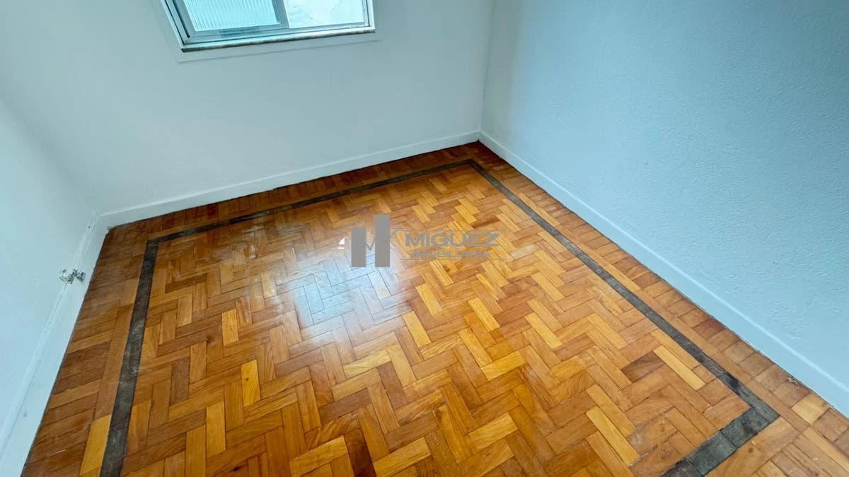 Wood or laminate floors in a 3-bedroom house, 80 m² — photo 5