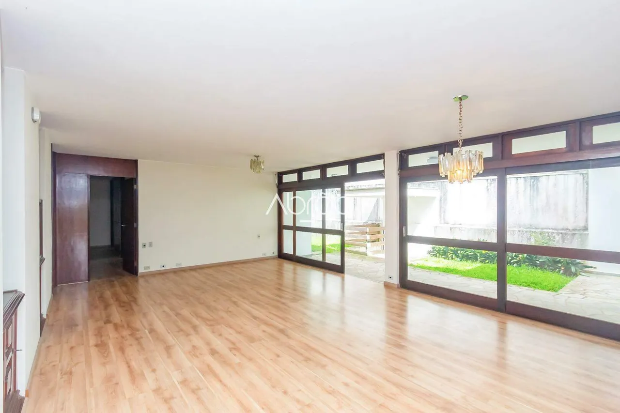 House with 4 bedrooms, 5 bathrooms and 319 m²