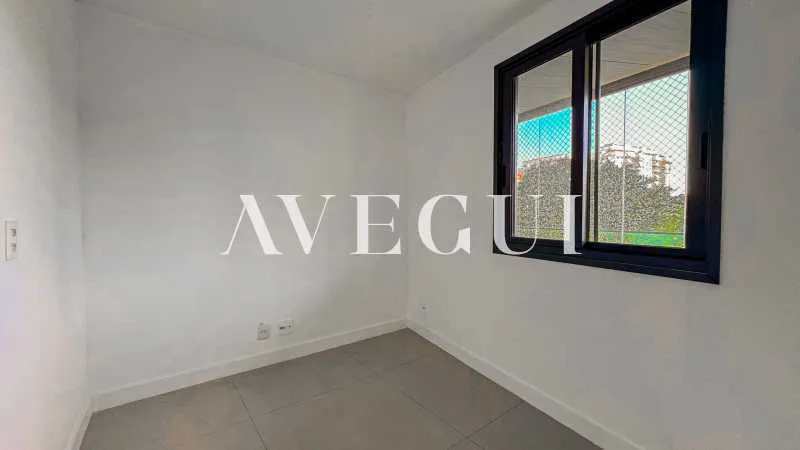 3-bedroom apartment in a building with a pool — photo 17