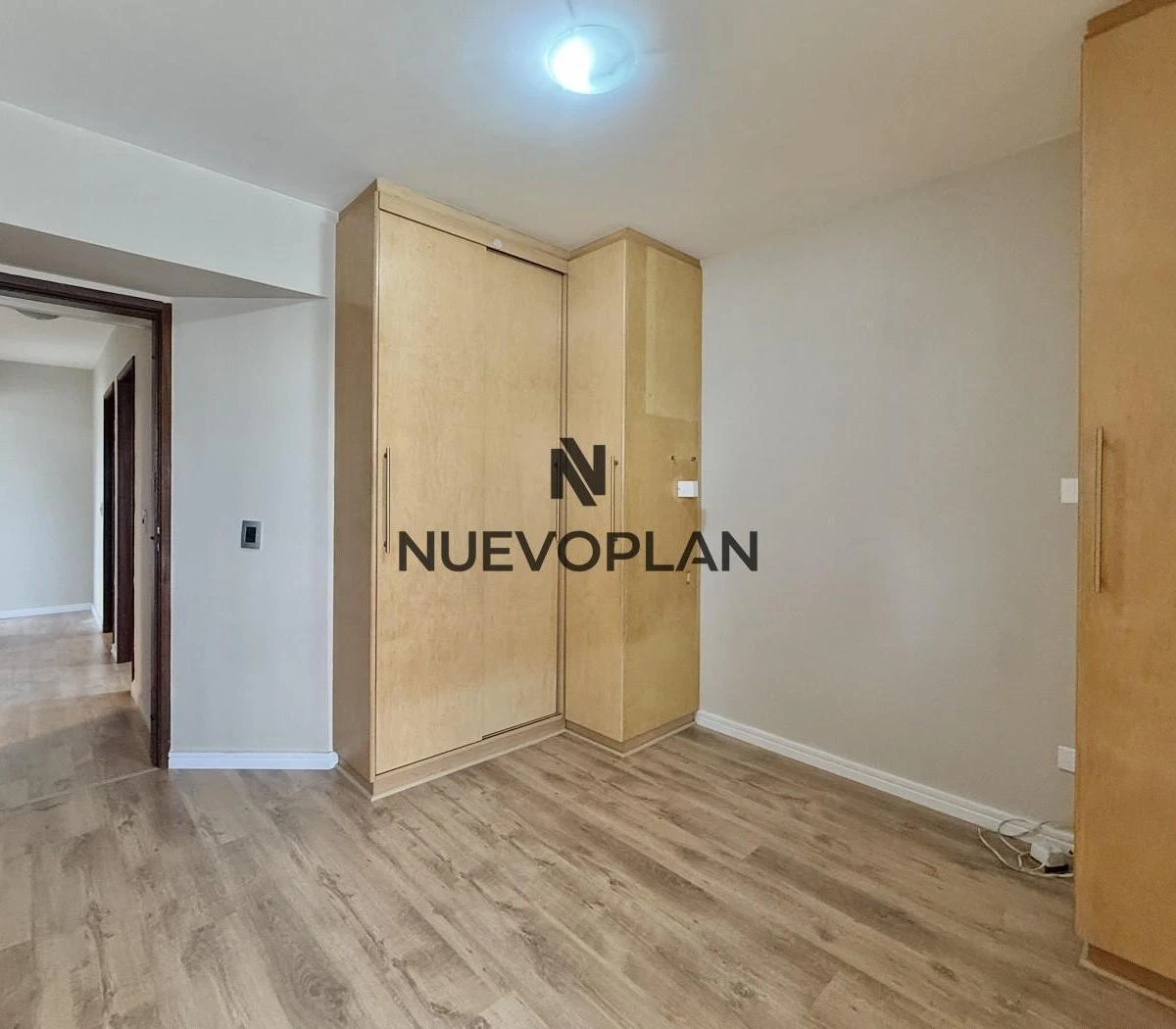 Floor-to-ceiling windows in a 3-bedroom apartment, 77 m²