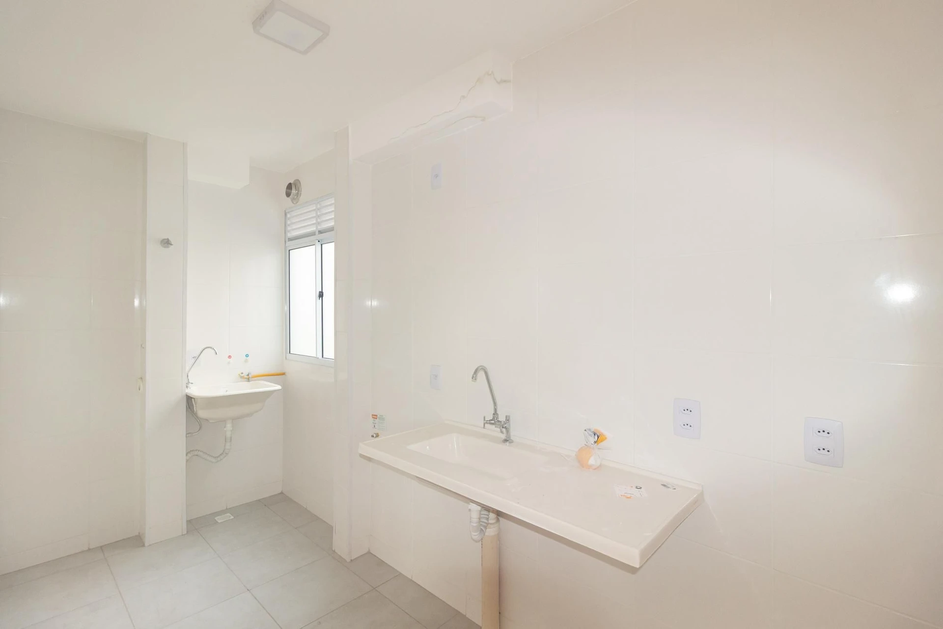 Unfurnished apartment with 2 bedrooms and laundry area — photo 28