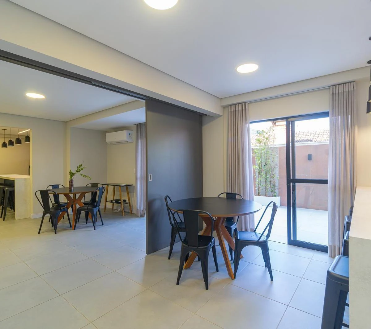 2-bedroom apartment in a building with a gym — photo 17