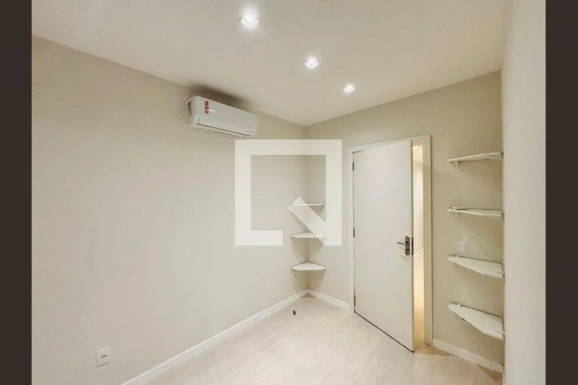 Walk-in closet in a 3-bedroom apartment, 120 m² — photo 29