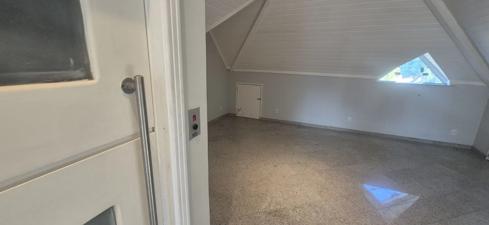 Furnished house, 469 m², with floor-to-ceiling windows — photo 29
