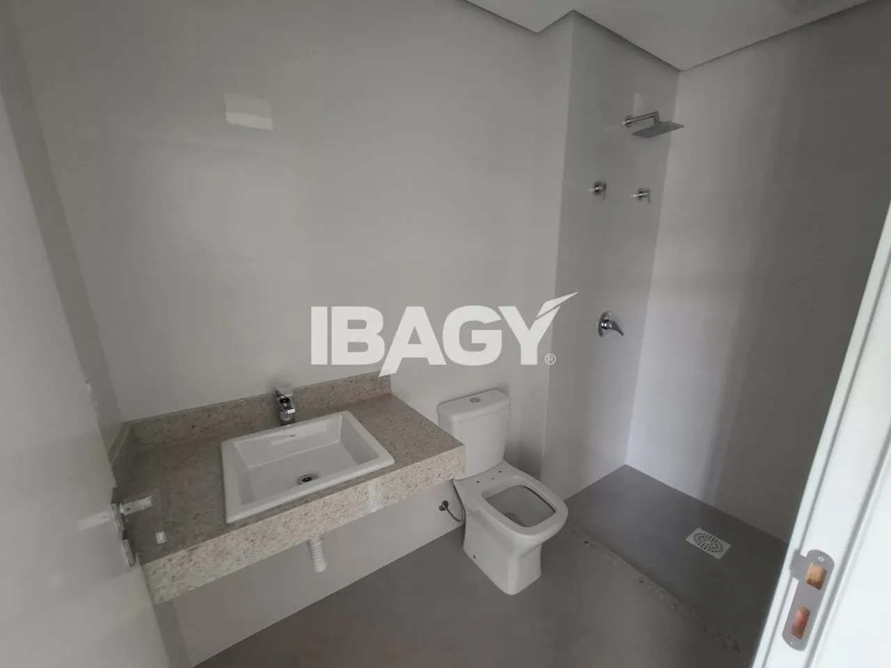 Studio with open-plan kitchen, 1 bedroom and 1 bathroom — photo 10