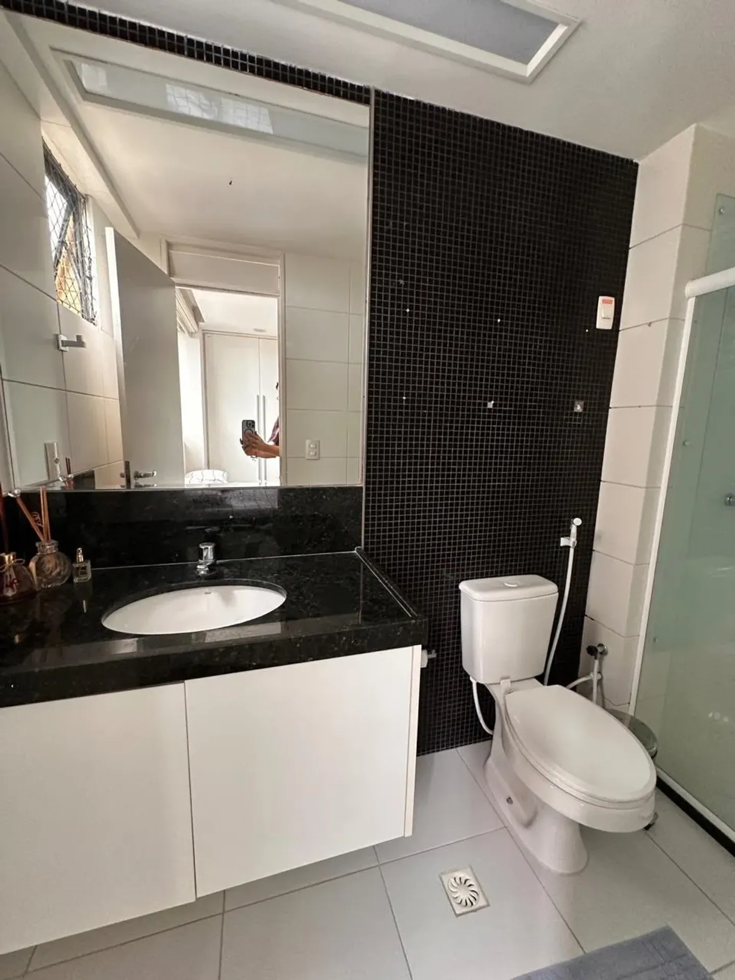 Furnished 180 m² apartment with 3 en-suites and balcony — photo 33
