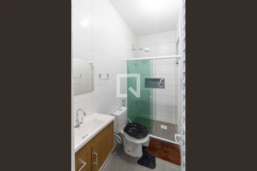 Casa mobiliada com 1 quarto e cozinha separada