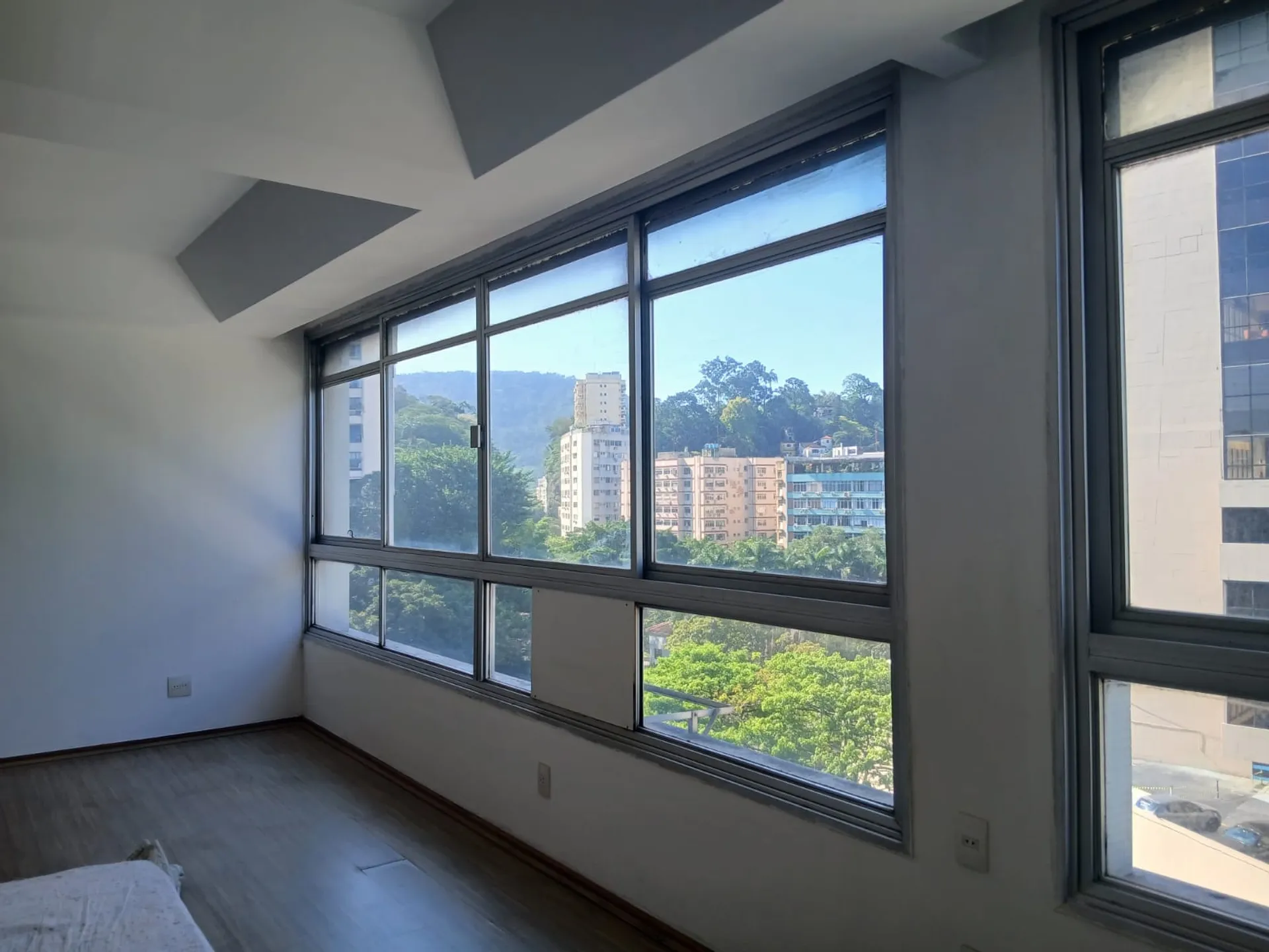 Furnished 4-bedroom apartment with a gas stove kitchen — photo 22