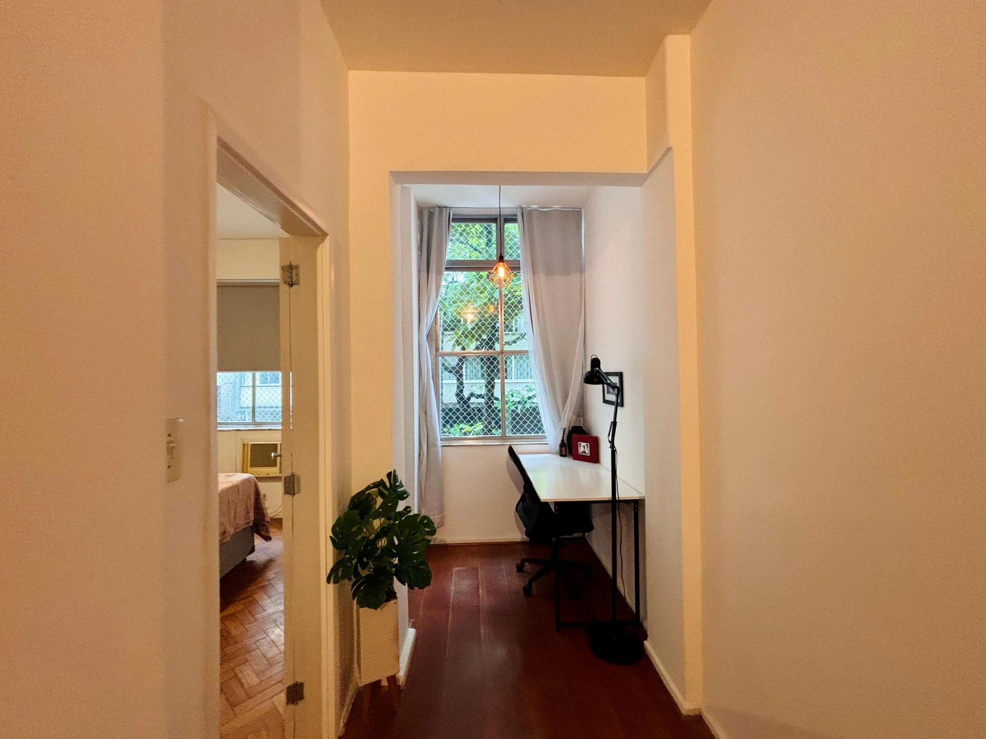 Furnished 1-bedroom apartment with a gas stove kitchen — photo 4