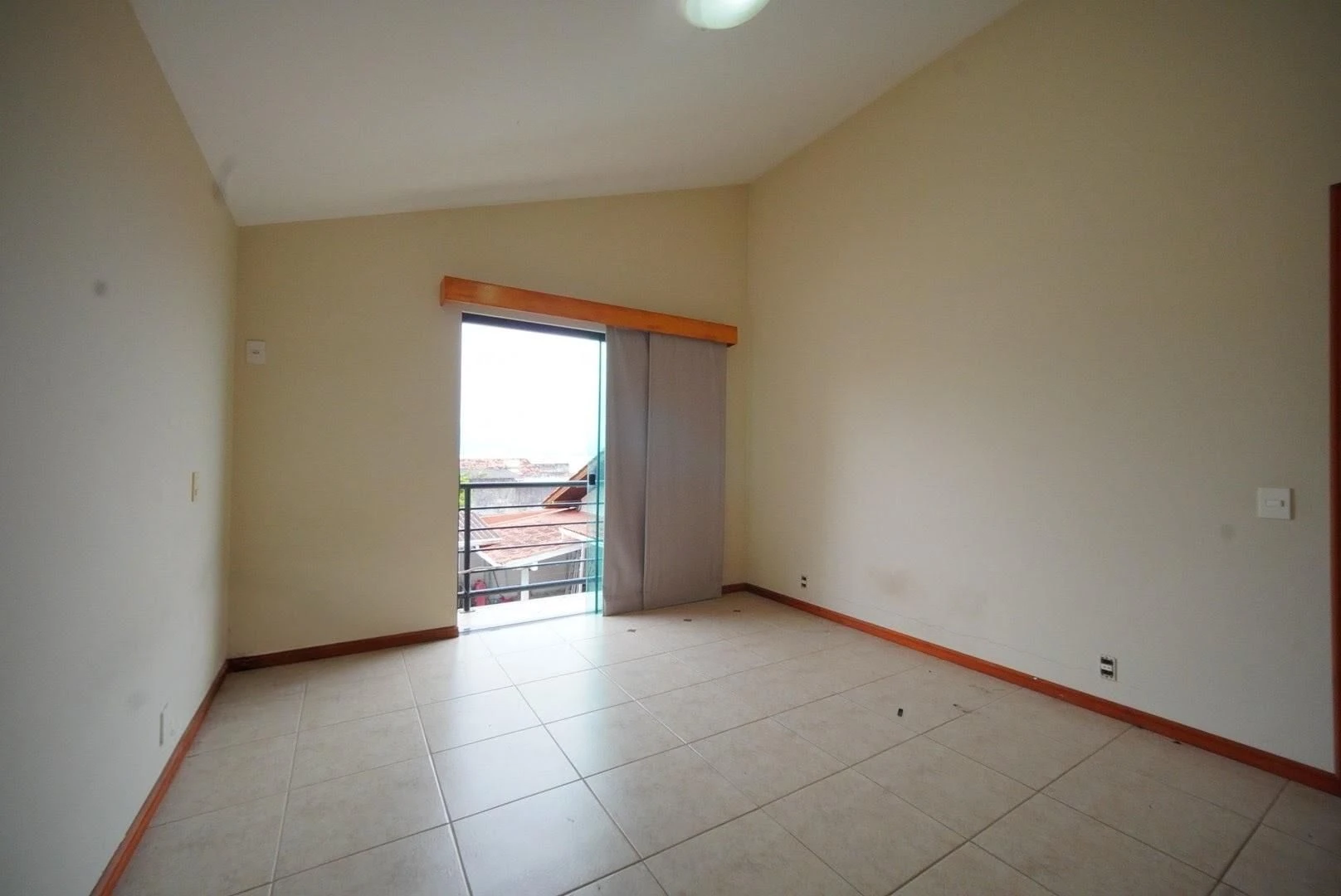 407 m² house with a washing machine and a bathtub — photo 32