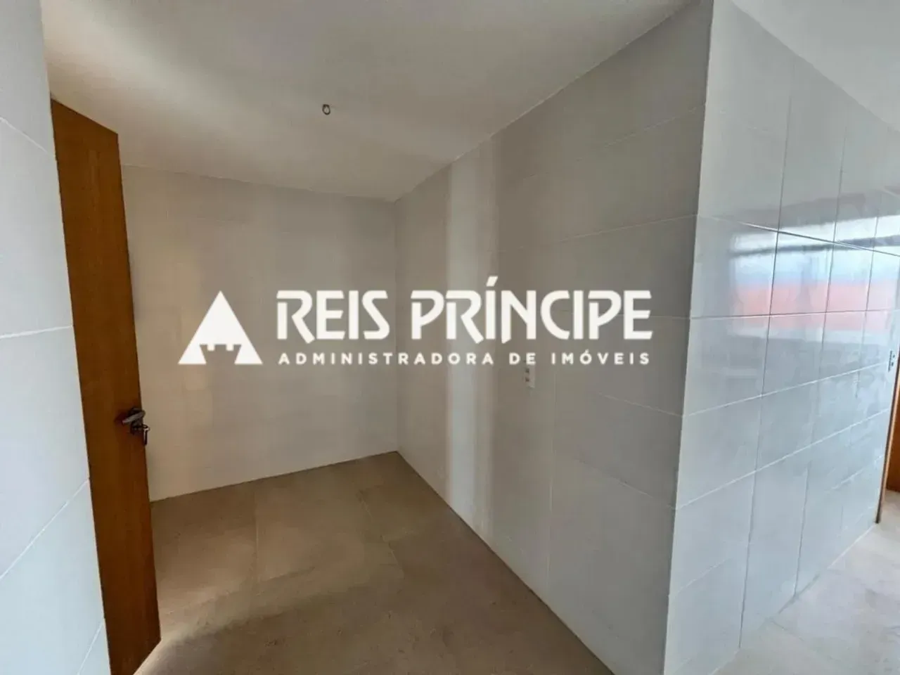 Unfurnished apartment with 4 bedrooms and a glass balcony — photo 20