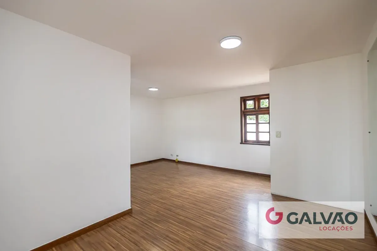 Ванна та 3 спальні: будинок 210 м²