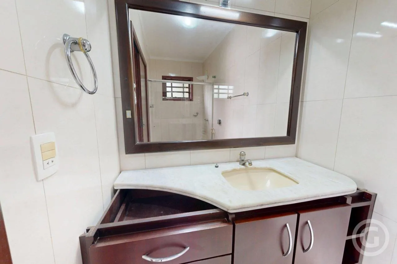 Detached house with 5 en-suite bedrooms and private BBQ — photo 15