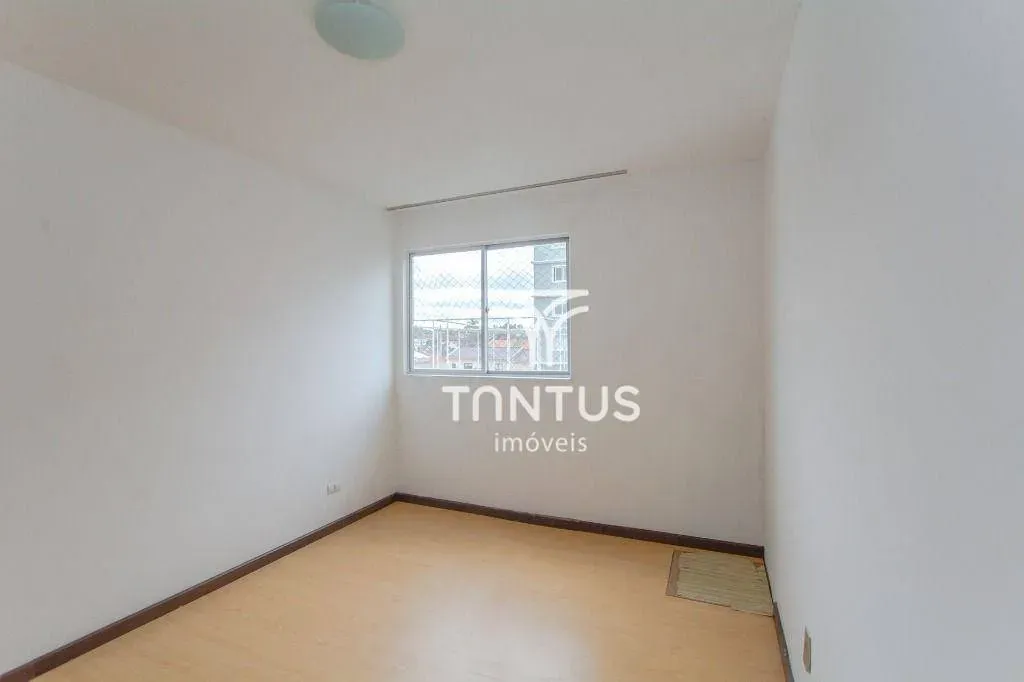 Wood or laminate floors in a 2-bedroom apartment, 66 m² — photo 9