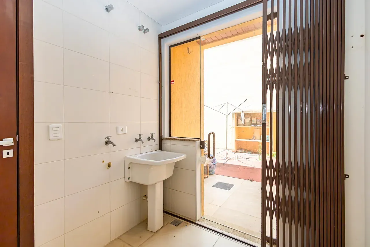 Furnished house with 5 bedrooms and 470 m² — photo 74