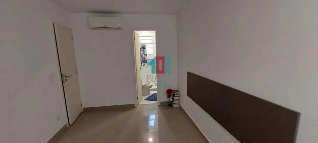 Furnished apartment with 3 en-suite bedrooms and 2 spots — photo 16