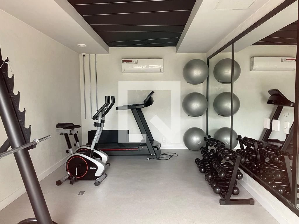 One-bedroom apartment in a building with a gym — photo 24