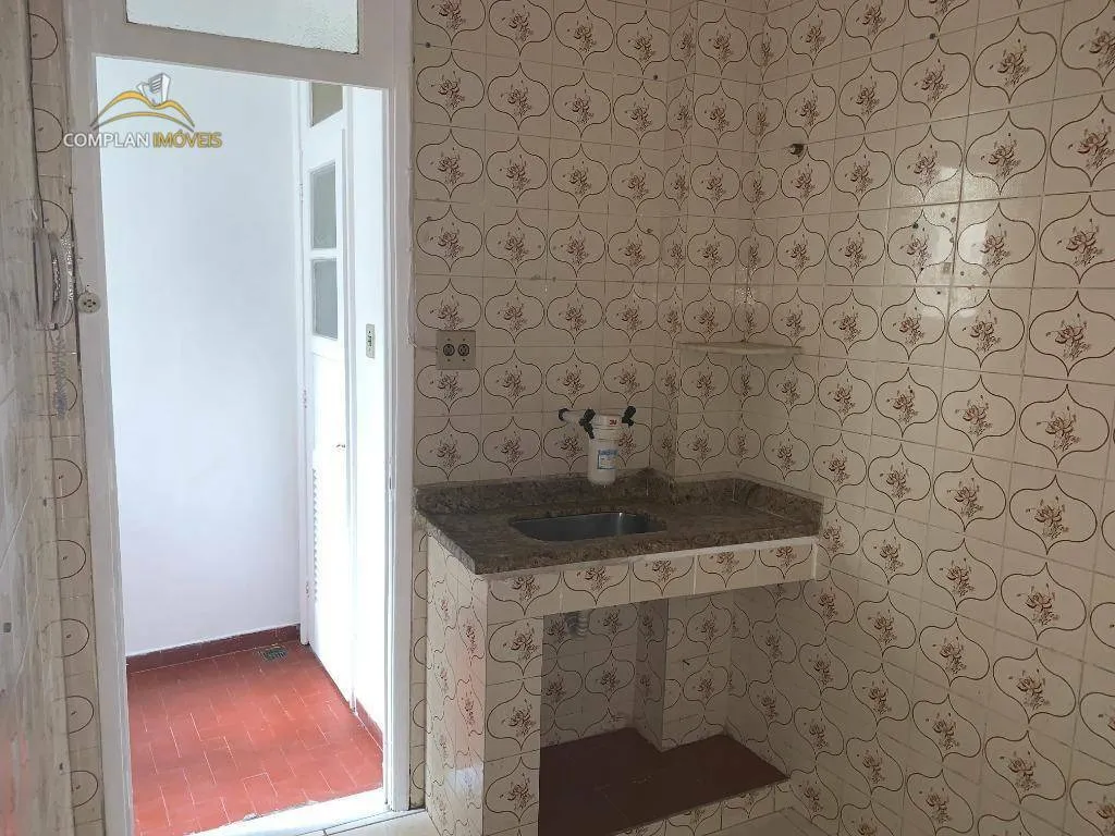 One-bedroom apartment with a bathtub