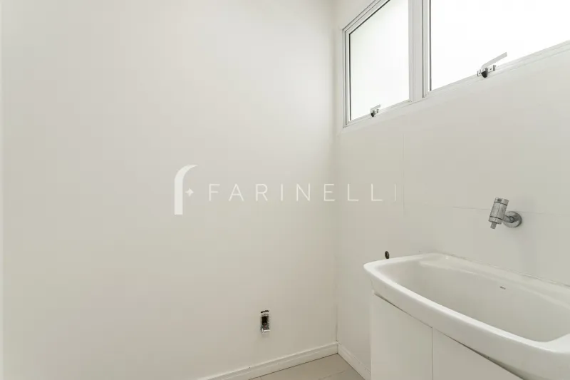 Glass-enclosed balcony in a 3-bedroom apartment, 136 m² — photo 25