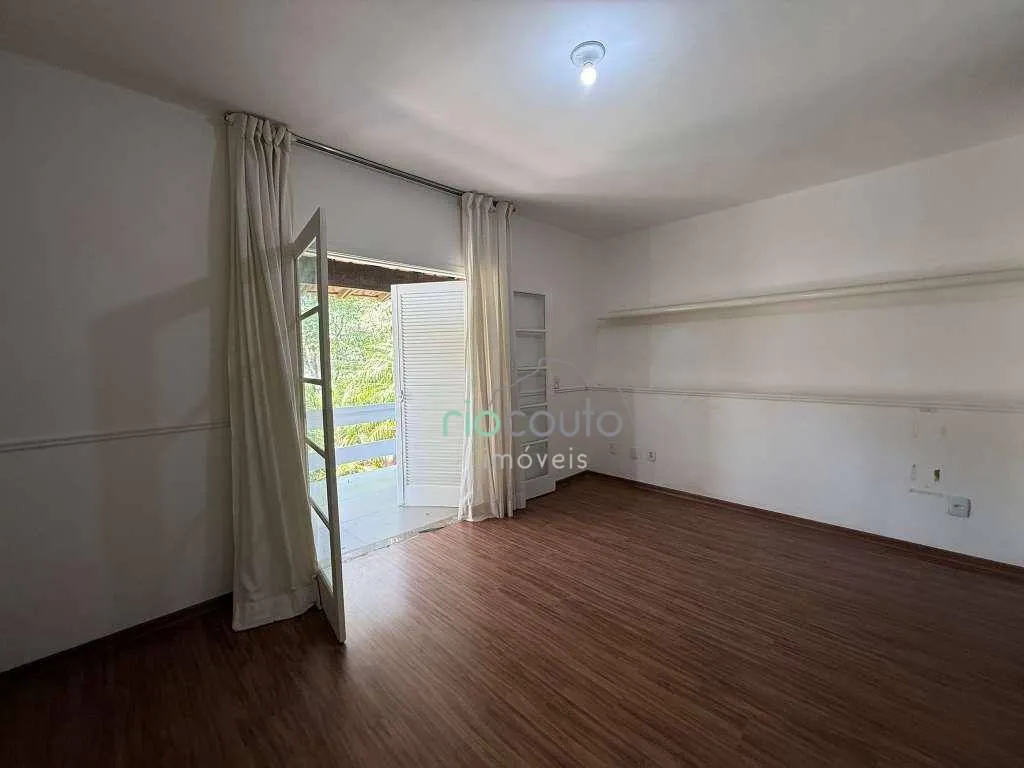 Casa com 5 quartos, 990 m² e 2 vagas, perto das janelas — photo 47