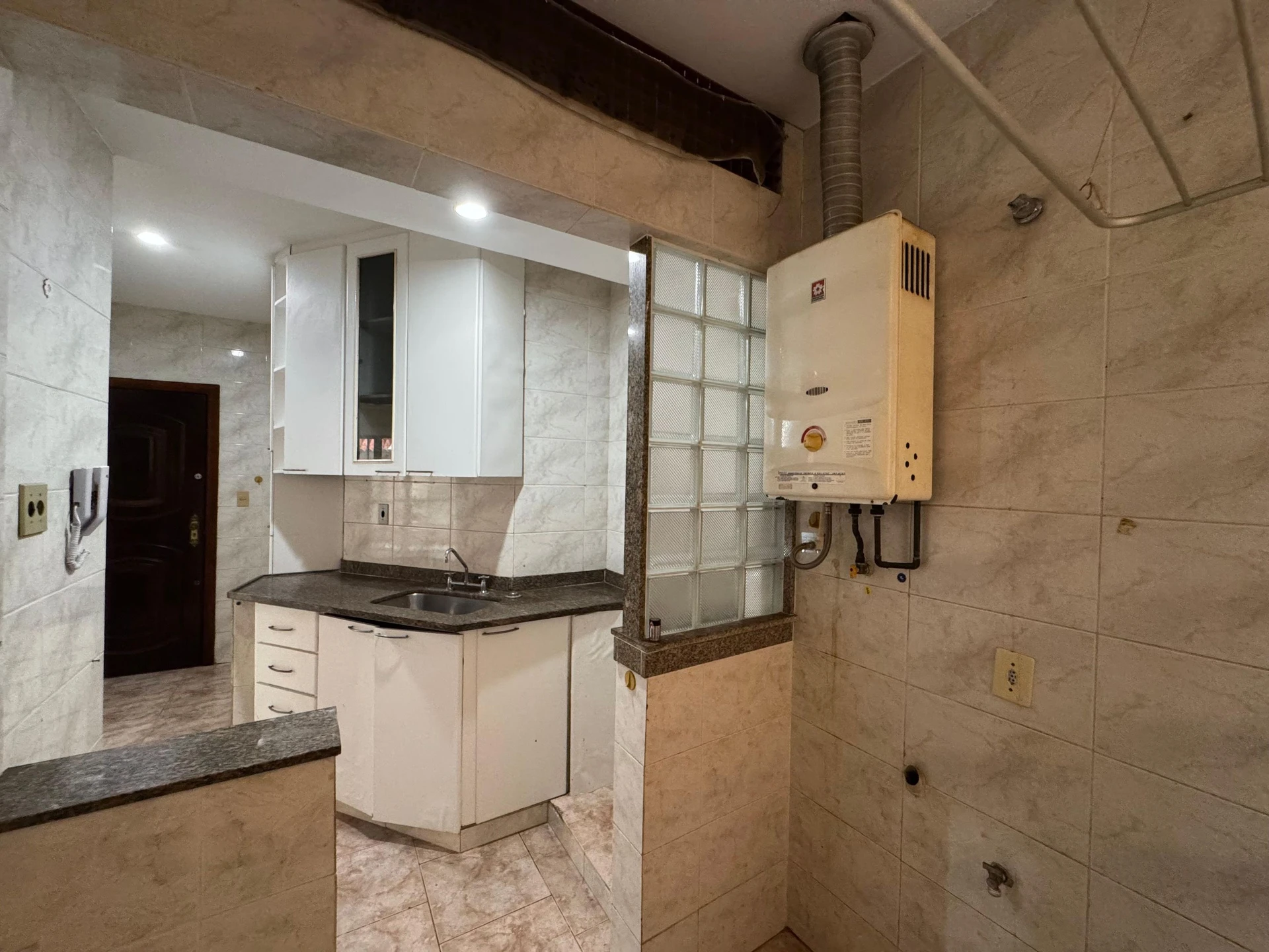Unfurnished 3-bedroom apartment with enclosed balcony — photo 33